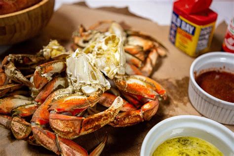 Dungeness Crab: Odkryj fascynujące życie tego morskiego mieszkańca o chwytliwych pazurach!